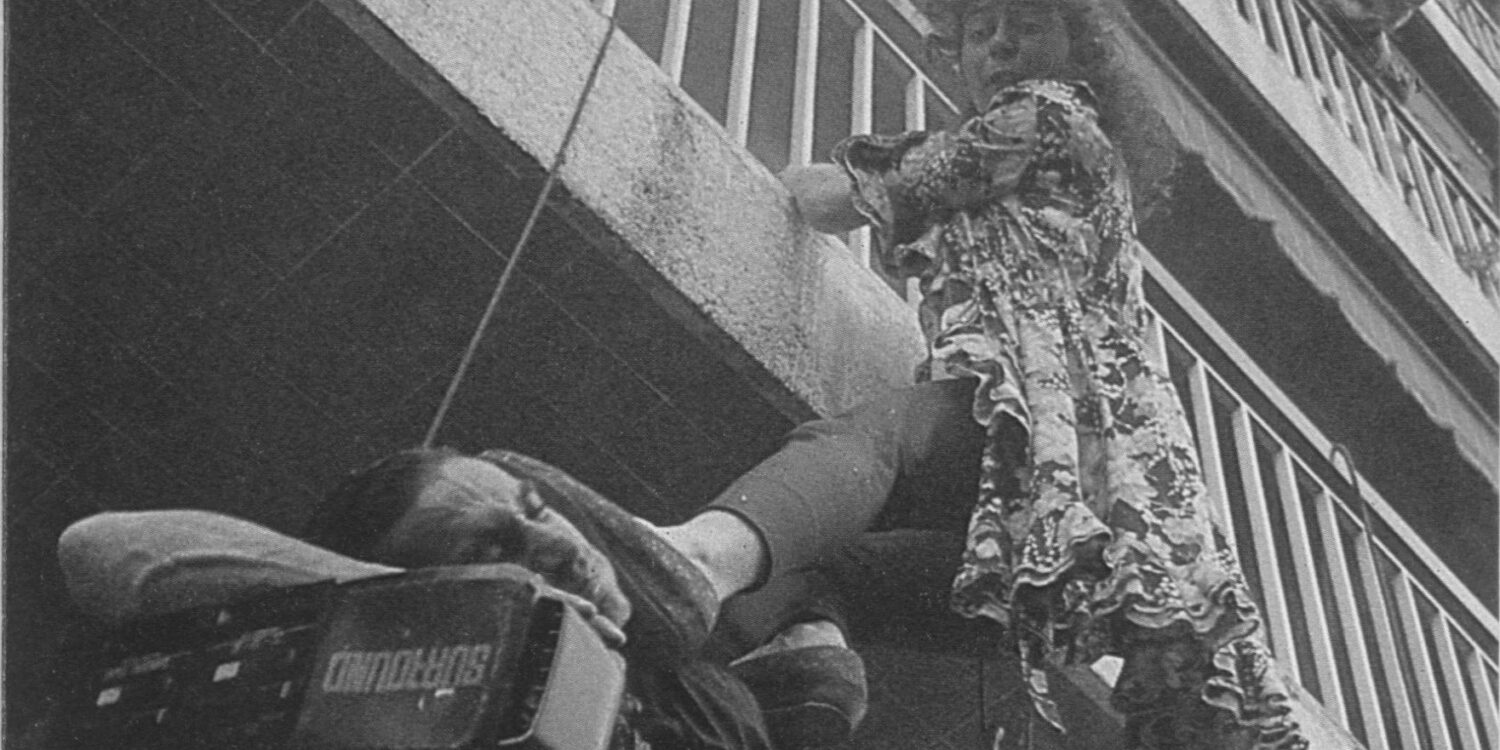 Convocatoria de artistas para participar en la reactivación de la pieza “El vecino del balcón” (Cía. Circ Perillós, 1994)